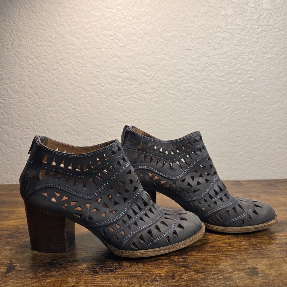 Sofft Booties Women 8.5 Grey Blue Laser Cut Leather Block Heel Ankle Boots Boho